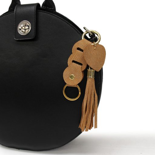 Táskadísz és kulcstartó barna színű bőrből, arany színű kellékekkel