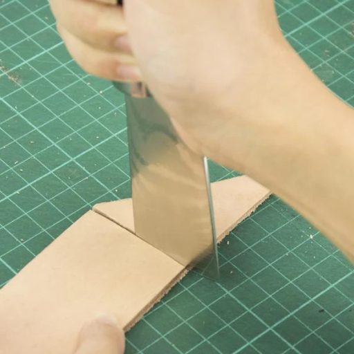 Japán stílusú széles bőrvágó kés damaszkuszi acélból, prémium bőrműves szerszám