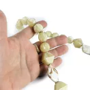 Bézs gyöngyös táskafogó – 50 cm
