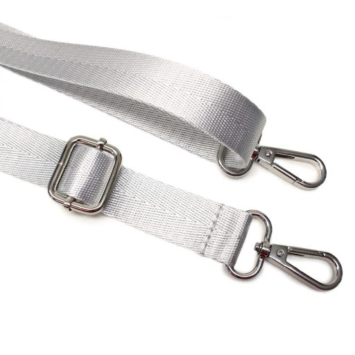 Világosszürke szatén heveder, 2,5 cm, nikkel