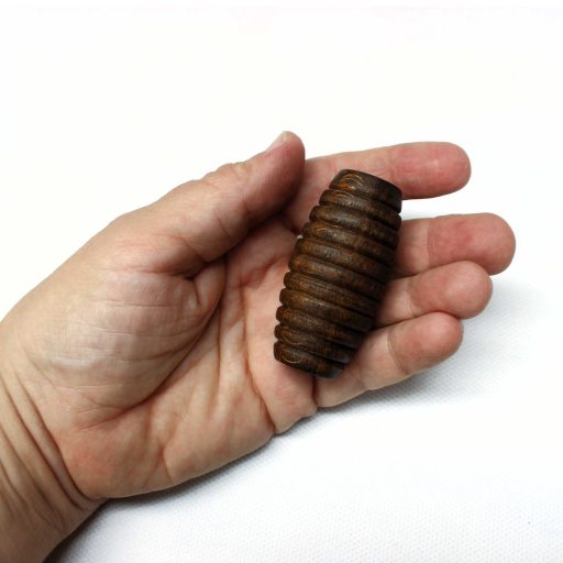 Hosszúkás, Bordázott Fa Gyöngy 6 cm- Barna