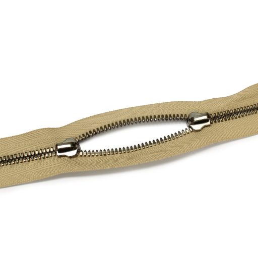 Polírozott YKK cipzár, fekete fogakkal, bézs, T5